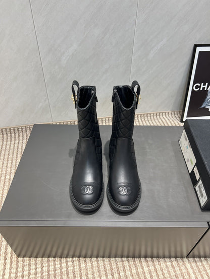 CC 25S Round-Toe Zippered Ankle Boots in Black Cowhide and Embroidered Latticework 442503