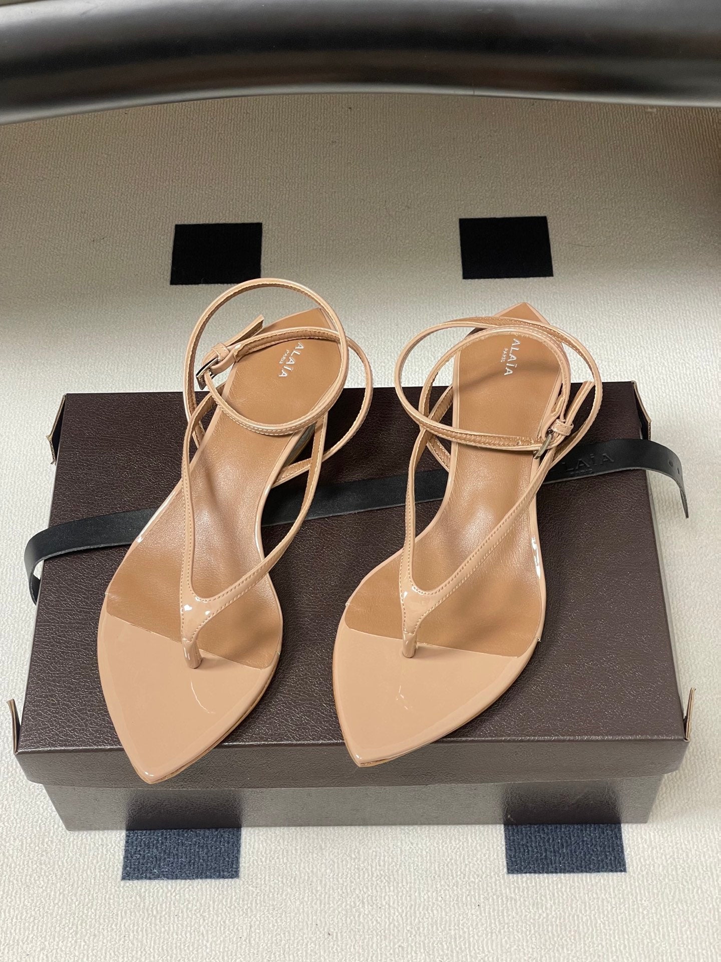 Alaia Thong Sandals Light Begie 3cm Patent Leather 835289