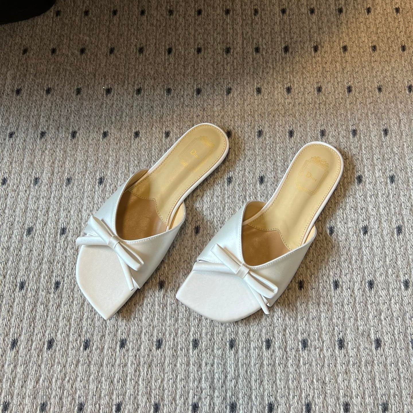 CD 26s Bow Slide White Satin 820003