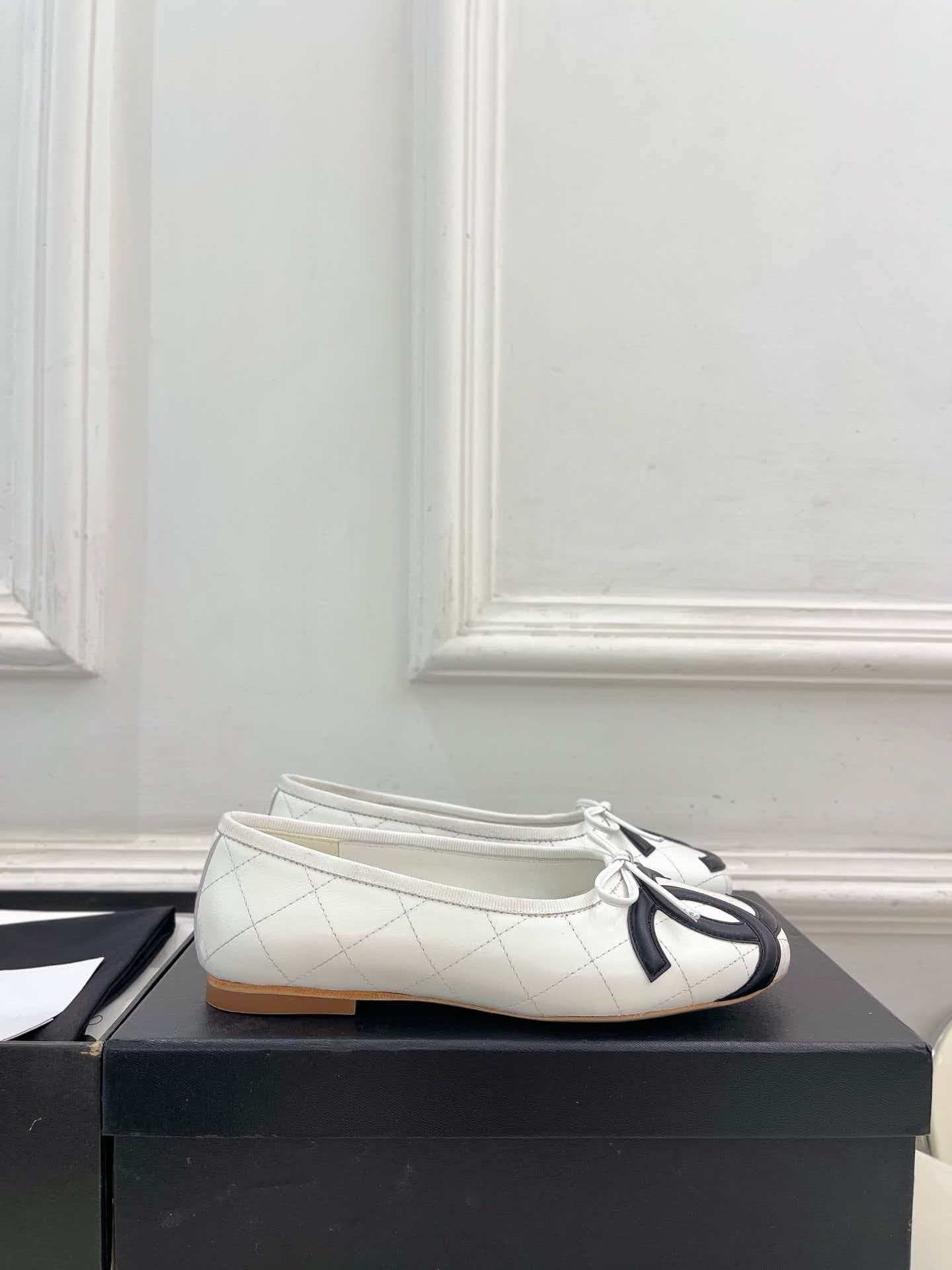 CC 26 COCO BEACH WHITE BLACK IN COWHITE LEATHER