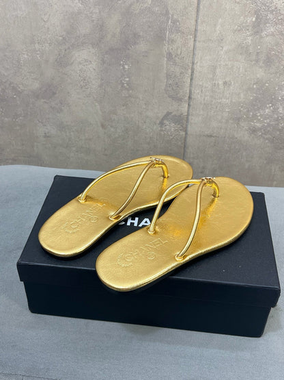 CC 26ss Flip-Flops Gold Metalic Calfskin