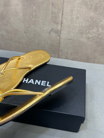 CC 26ss Flip-Flops Gold Metalic Calfskin