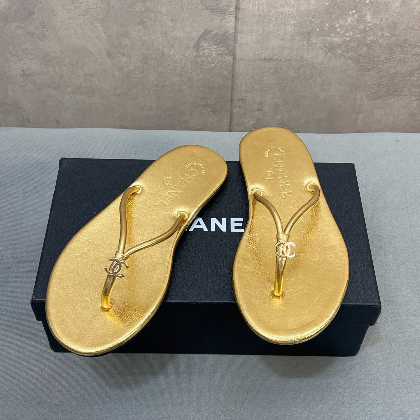 CC 26ss Flip-Flops Gold Metalic Calfskin
