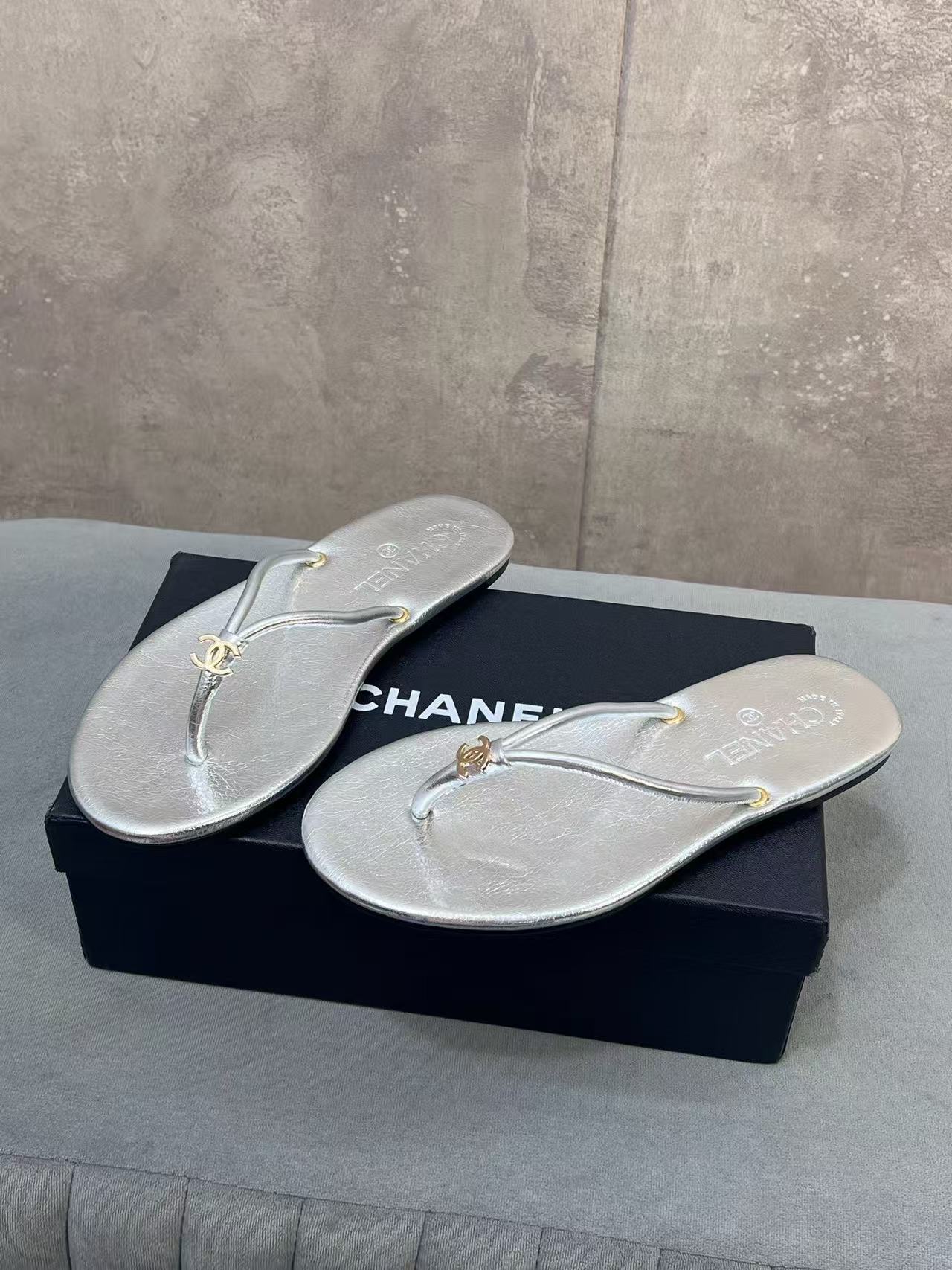 CC 26ss Flip-Flops Silver Metalic Calfskin