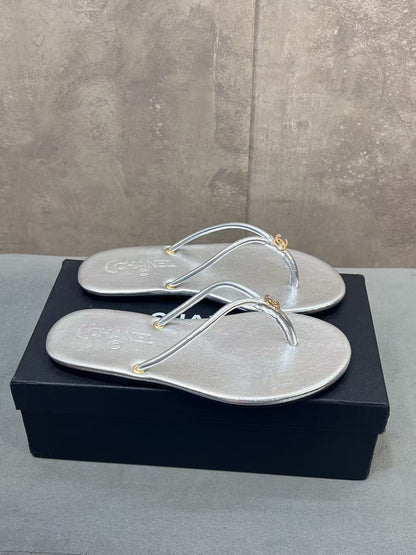 CC 26ss Flip-Flops Silver Metalic Calfskin