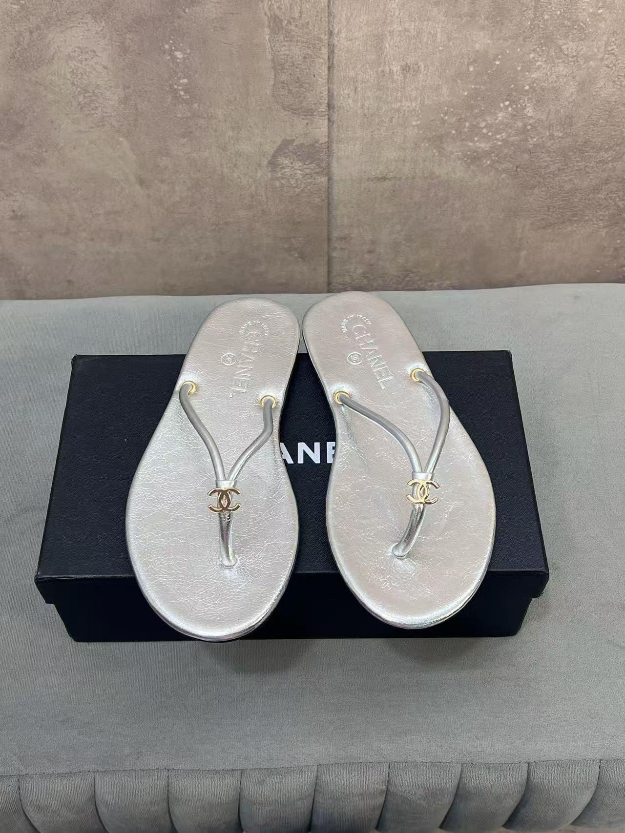 CC 26ss Flip-Flops Silver Metalic Calfskin