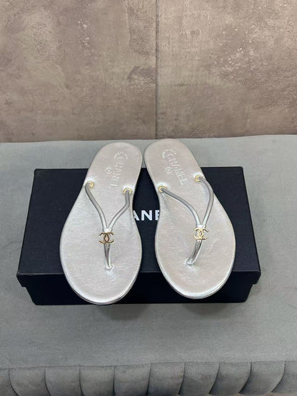 CC 26ss Flip-Flops Silver Metalic Calfskin