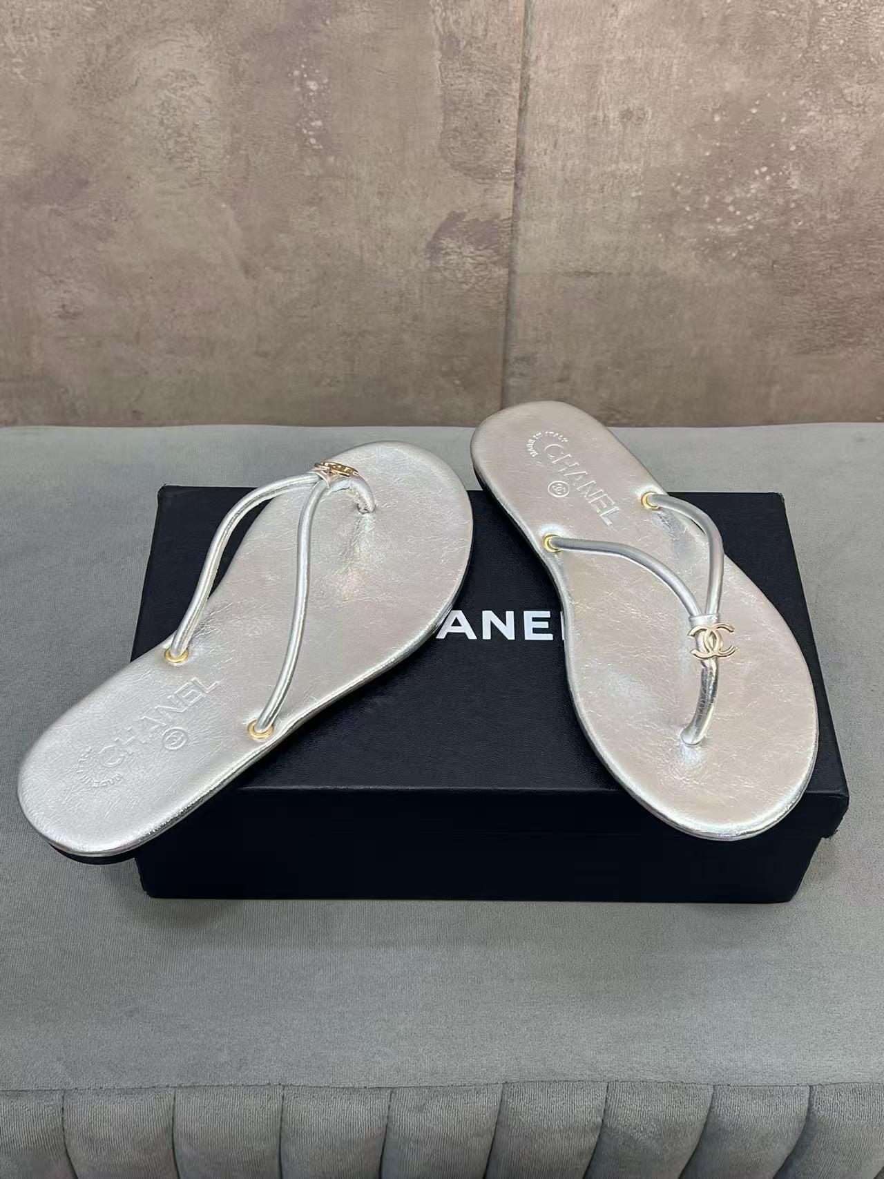 CC 26ss Flip-Flops Silver Metalic Calfskin