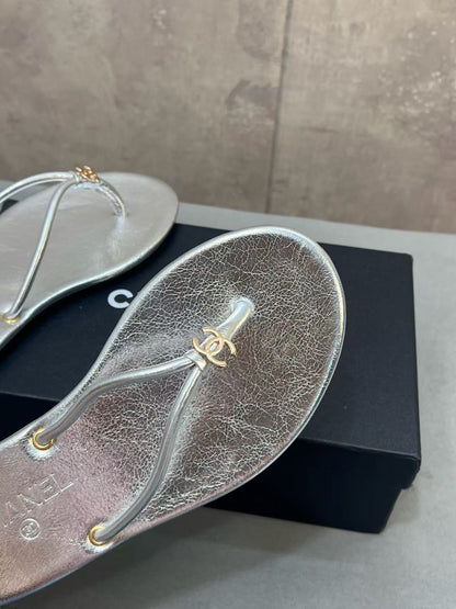 CC 26ss Flip-Flops Silver Metalic Calfskin