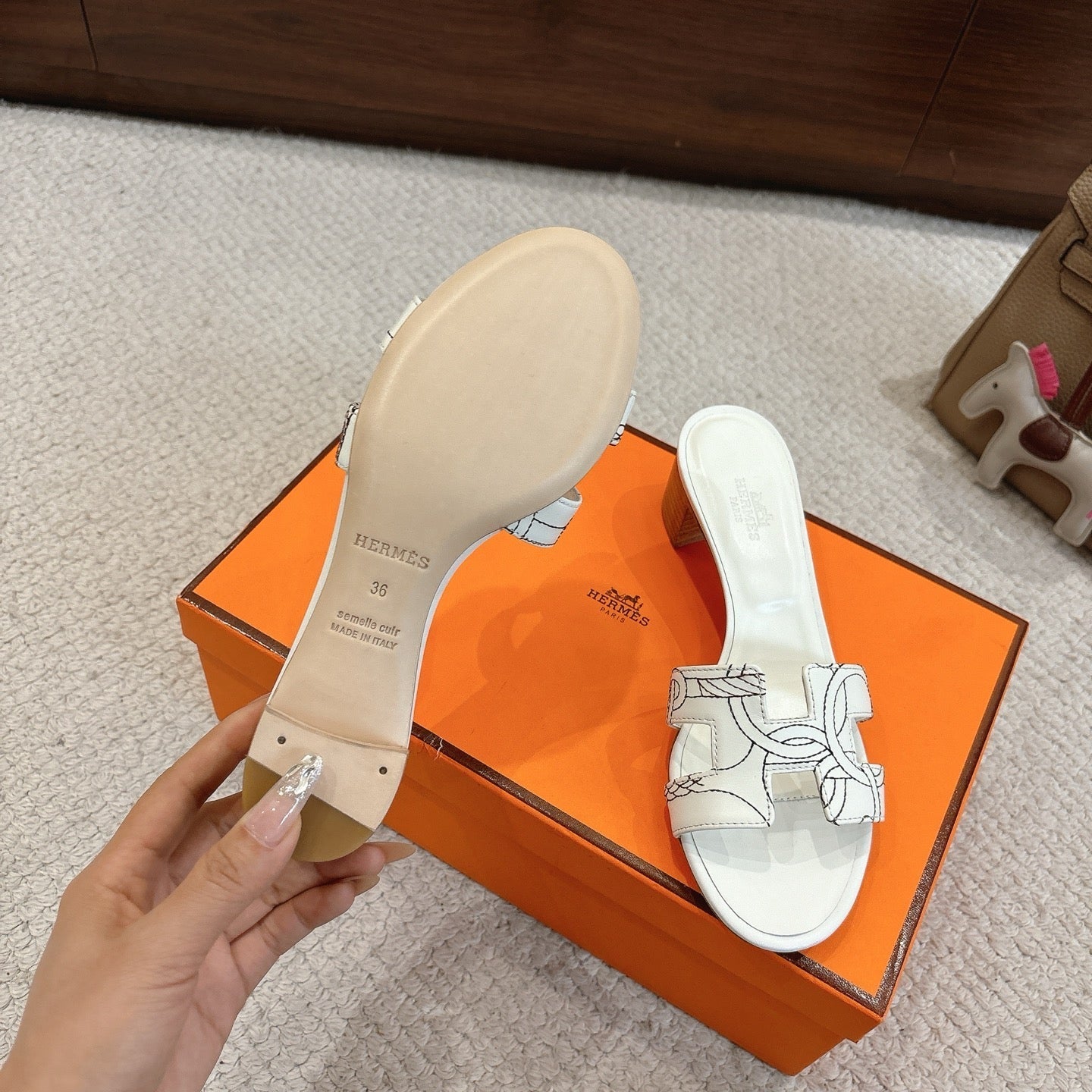 HM Oasis Sandals White Embroidery Pattern Cowhide 544097