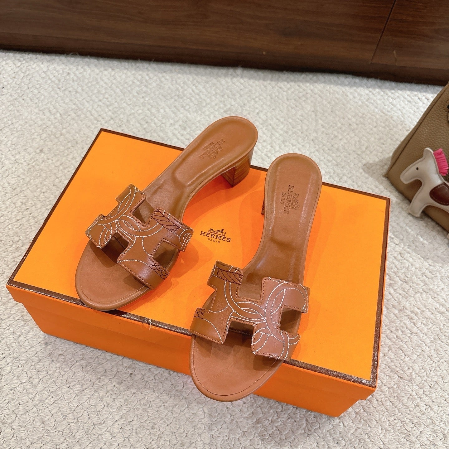 HM Oasis Sandals Brown Embroidery Pattern Cowhide 294845