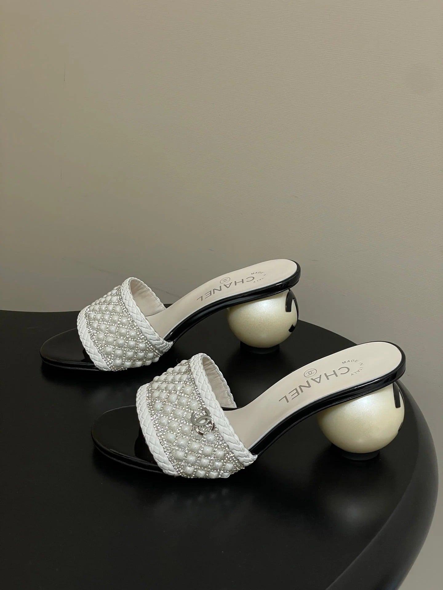 CC 26s Pearl Sandals 70 White Patent Leather 649539